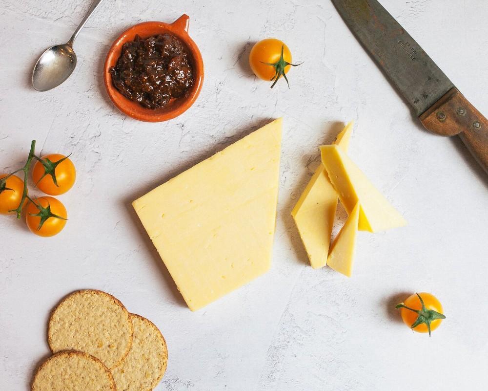 Barber's Haystack Cheddar (320g)